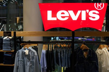 BANGKOK, THAILAND - CIRCA Nisan 2023: Levi 'nin ürünleri Siam Discovery alışveriş merkezinde sergilendi.