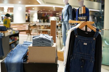 BANGKOK, THAILAND - CIRCA Nisan 2023: Levi 'nin ürünleri Siam Discovery alışveriş merkezinde sergilendi.