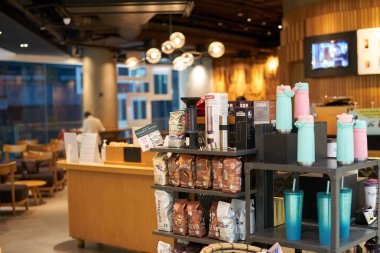 BANGKOK, THAILAND - CRCA APRIL, 2023: Starbucks Kahve Siam Discovery alışveriş merkezinde.