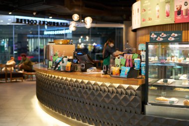 BANGKOK, THAILAND - CIRCA APRIL, 2023: Siam Discovery alışveriş merkezindeki Starbucks Kahve satış alanı.