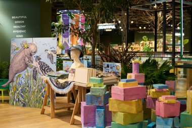 BANGKOK, THAILAND - CRCA Nisan 2023: Siam Discovery alışveriş merkezi içinde.