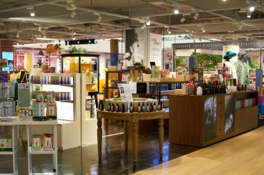 BANGKOK, THAILAND - CRCA Nisan 2023: Siam Discovery alışveriş merkezi içinde.