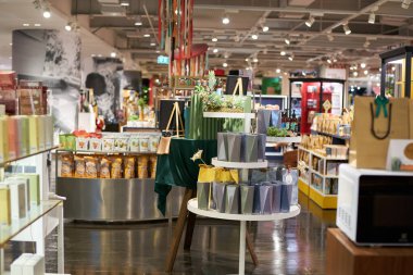 BANGKOK, THAILAND - CRCA Nisan 2023: Siam Discovery alışveriş merkezi içinde.