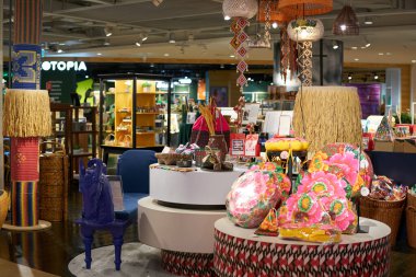 BANGKOK, THAILAND - CRCA Nisan 2023: Siam Discovery alışveriş merkezi içinde.