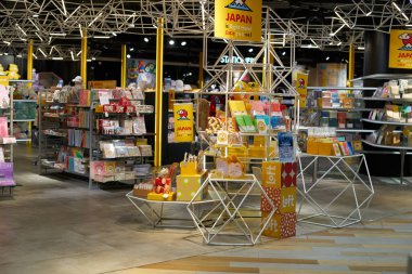 BANGKOK, THAILAND - CRCA Nisan 2023: Siam Discovery alışveriş merkezi içinde.