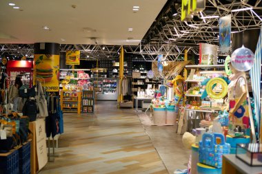 BANGKOK, THAILAND - CRCA Nisan 2023: Siam Discovery alışveriş merkezi içinde.