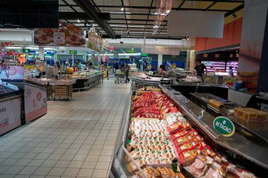 PATTAYA, THAILAND - CIRCA APRIL, 2023: Pattaya 'daki Big C süpermarketinin içi. Big C bir bakkal ve genel pazarlama perakendecisi..