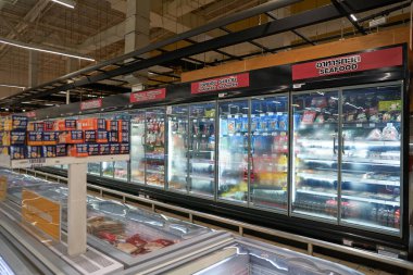 PATTAYA, THAILAND - CIRCA APRIL, 2023: Pattaya 'daki Big C süpermarketinin içi. Big C bir bakkal ve genel pazarlama perakendecisi..