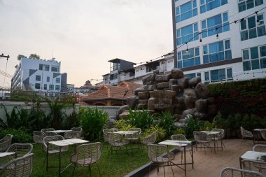 PATTAYA, THAILAND - CIRCA Nisan 2023: Holiday Inn Express Pattaya Central 'da görüldüğü gibi masa ve sandalyeler.