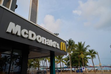 PATTAYA, THAILAND - CRCA Nisan 2023: Pattaya 'daki McDonald' s fast food restoranı. 