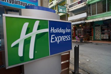 PATTAYA, THAILAND - CIRCA APRIL, 2023: Pattaya 'da görüldüğü üzere Holiday Inn Express tabelasının yakın plan çekimi