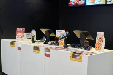 PATTAYA, THAILAND - CIRCA APRIL, 2023: Pattaya 'daki McDonald' s fast food restoranının iç çekimleri.