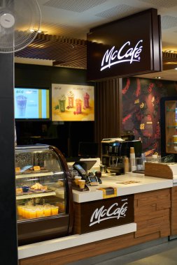 PATTAYA, THAILAND - CRCA APRIL, 2023: McCafe Pattaya 'daki McDonald' s fast food restoranında.