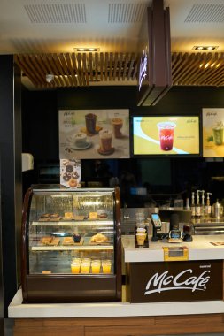 PATTAYA, THAILAND - CRCA APRIL, 2023: McCafe Pattaya 'daki McDonald' s fast food restoranında.