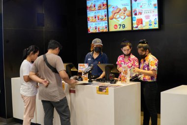 PATTAYA, THAILAND - CIRCA Nisan 2023: Pattaya 'daki McDonald' s fast food restoranında personel.