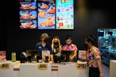 PATTAYA, THAILAND - CIRCA Nisan 2023: Pattaya 'daki McDonald' s fast food restoranında personel.