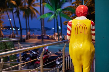 PATTAYA, THAILAND - CIRCA APRIL, 2023: Pattaya 'daki McDonald' s restoranında müşterileri karşılayan gerçek boyutta Ronald McDonald heykeli.