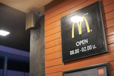 PATTAYA, THAILAND - CRCA Nisan 2023: McDonald 's Arches, Pattaya' daki McDonald 's fast food restoranında görülen tabela.