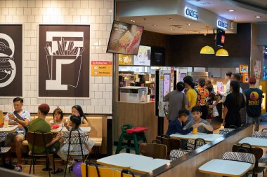 PATTAYA, THAILAND - CIRCA APRIL, 2023: Pattaya 'daki McDonald' s fast food restoranının iç çekimleri.