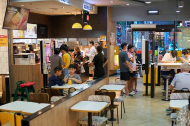 PATTAYA, THAILAND - CIRCA APRIL, 2023: İnsanlar Pattaya 'daki McDonald' s fast food restoranından sipariş vermek için self servis büfelerini kullanıyorlar.