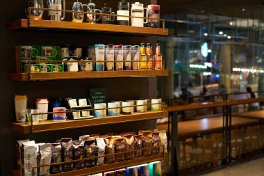 PATTAYA, THAILAND - CIRCA Nisan 2023: Pattaya 'daki Starbucks Kahve' de sergilenen mallar. 