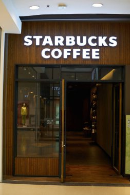 PATTAYA, THAILAND - CRCA Nisan 2023: Pattaya 'daki Starbucks Kahvesine Giriş. 