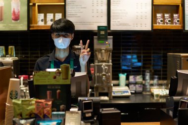 PATTAYA, THAILAND - CIRCA APRIL, 2023: Pattaya 'daki Starbucks Coffee' de çalışan işçilerin kapalı portresi.