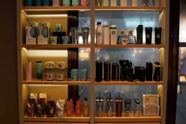 PATTAYA, THAILAND - CIRCA Nisan 2023: Pattaya 'daki Starbucks Kahve' de sergilenen mallar. 