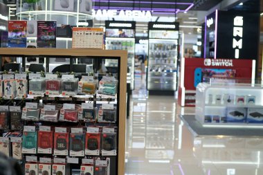 PATTAYA, THAILAND - CIRCA APRIL, 2023: Central Pattaya 'daki Power Buy mağazasında (CentralFestival Pattaya Beach) sergilenen mallar.