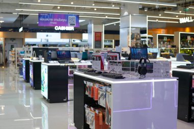 PATTAYA, THAILAND - CIRCA APRIL, 2023: Central Pattaya 'daki Power Buy mağazasında (CentralFestival Pattaya Beach) çeşitli dizüstü bilgisayarlar sergileniyor.