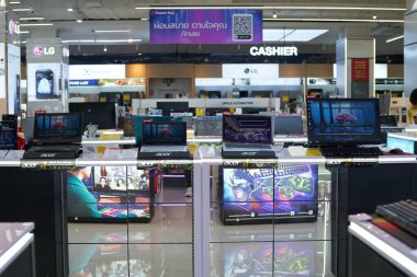 PATTAYA, THAILAND - CIRCA APRIL, 2023: Central Pattaya 'daki Power Buy mağazasında (CentralFestival Pattaya Beach) çeşitli dizüstü bilgisayarlar sergileniyor.