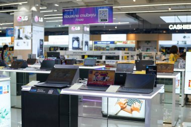 PATTAYA, THAILAND - CIRCA APRIL, 2023: Central Pattaya 'daki Power Buy mağazasında (CentralFestival Pattaya Beach) çeşitli dizüstü bilgisayarlar sergileniyor.