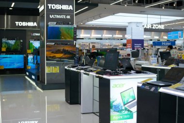 PATTAYA, THAILAND - CIRCA APRIL, 2023: Central Pattaya 'daki Power Buy mağazasında (CentralFestival Pattaya Beach) çeşitli dizüstü bilgisayarlar sergileniyor.