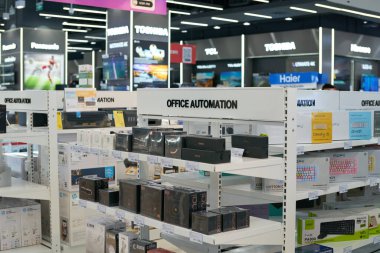 PATTAYA, THAILAND - CIRCA APRIL, 2023: Central Pattaya 'daki Power Buy mağazasında (CentralFestival Pattaya Beach) sergilenen mallar.