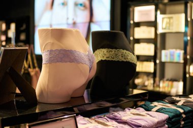 PATTAYA, THAILAND - CIRCA APRIL, 2023: Central Pattaya 'daki Victoria' s Secret perakende mağazasında iç çamaşırı sergilendi (CentralFestival Pattaya Beach) alışveriş merkezi.