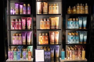 PATTAYA, THAILAND - CIRCA APRIL, 2023: Central Pattaya 'daki Victoria' s Secret perakende mağazasında vücut bakım ürünleri sergileniyor (CentralFestival Pattaya Beach).