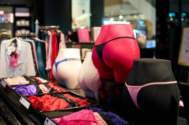 PATTAYA, THAILAND - CIRCA APRIL, 2023: Central Pattaya 'daki Victoria' s Secret perakende mağazasında iç çamaşırı sergilendi (CentralFestival Pattaya Beach) alışveriş merkezi.