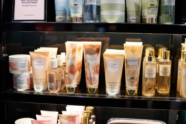 PATTAYA, THAILAND - CIRCA APRIL, 2023: Central Pattaya 'daki Victoria' s Secret perakende mağazasında vücut bakım ürünleri sergileniyor (CentralFestival Pattaya Beach).