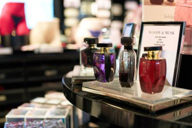 PATTAYA, THAILAND - CIRCA APRIL, 2023: Central Pattaya 'daki Victoria' s Secret perakende mağazasında sergilenen parfüm şişeleri (CentralFestival Pattaya Beach).