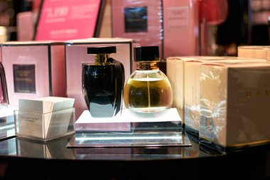 PATTAYA, THAILAND - CIRCA APRIL, 2023: Central Pattaya 'daki Victoria' s Secret perakende mağazasında sergilenen parfüm şişeleri (CentralFestival Pattaya Beach).