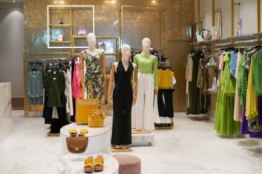 PATTAYA, THAILAND - CIRCA APRIL, 2023: Central Pattaya 'daki Quinn perakende mağazasının iç çekimi (CentralFestival Pattaya Beach) alışveriş merkezi.