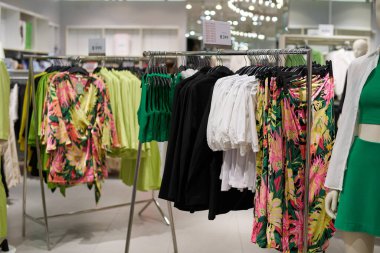 PATTAYA, THAILAND - CIRCA APRIL, 2023: H ve M perakende mağazasının içi. H ve M, erkekler, kadınlar, gençler ve çocuklar için hızlı moda kıyafetlerine odaklanıyor..