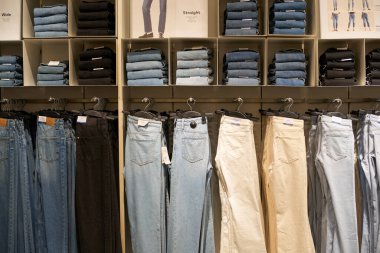 PATTAYA, THAILAND - CIRCA APRIL, 2023: H ve M perakende mağazasında kot pantolon sergileniyor. H ve M, erkekler, kadınlar, gençler ve çocuklar için hızlı moda kıyafetlerine odaklanıyor..