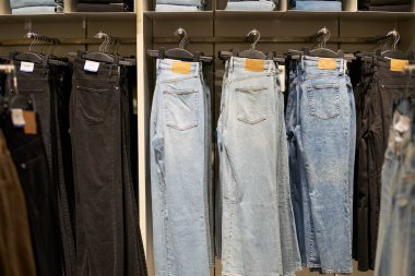 PATTAYA, THAILAND - CIRCA APRIL, 2023: H ve M perakende mağazasında kot pantolon sergileniyor. H ve M, erkekler, kadınlar, gençler ve çocuklar için hızlı moda kıyafetlerine odaklanıyor..