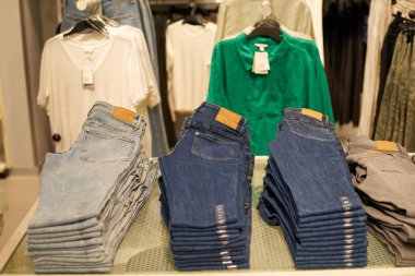 PATTAYA, THAILAND - CIRCA APRIL, 2023: H ve M perakende mağazasının içi. H ve M, erkekler, kadınlar, gençler ve çocuklar için hızlı moda kıyafetlerine odaklanıyor..