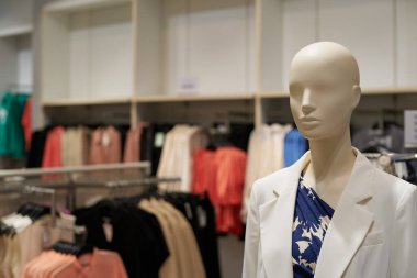 PATTAYA, THAILAND - CIRCA APRIL, 2023: H ve M perakende mağazasında giysili mankenin yakın çekimi.