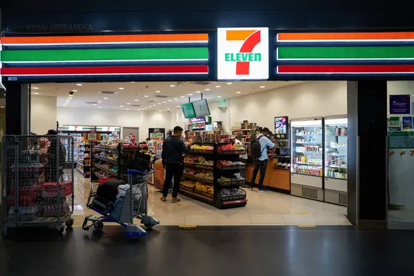 KUALA LUMPUR, MALAYSIA - CIRCA MARCH, 2023: 7-eleven tabelası KLIA2 'deki market girişinin üzerinde.