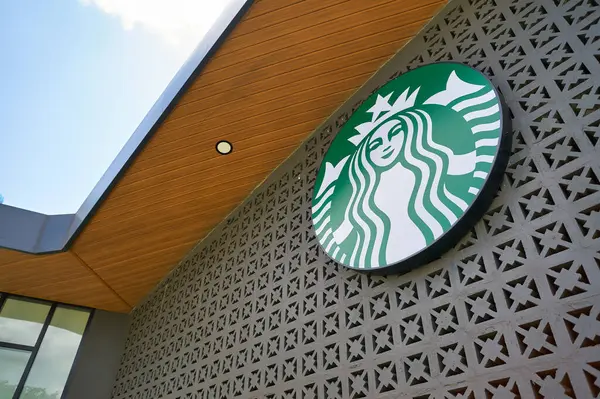 KUALA LUMPUR, MALAYSIA - CIRCA MARCH, 2023: Starbucks Siren tabelası Kuala Lumpur 'daki Starbucks Kahvesi' nde görüldü