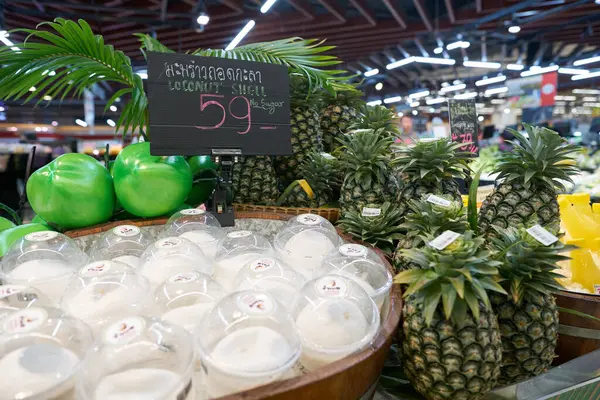 BANGKOK, THAILAND - CIRCA Nisan 2023: Bangkok 'taki Big C Supercenter Ratchadamri' de ananas sergileniyor. 