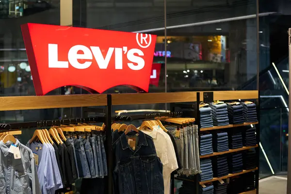 BANGKOK, THAILAND - CIRCA Nisan 2023: Levi 'nin ürünleri Siam Discovery alışveriş merkezinde sergilendi.